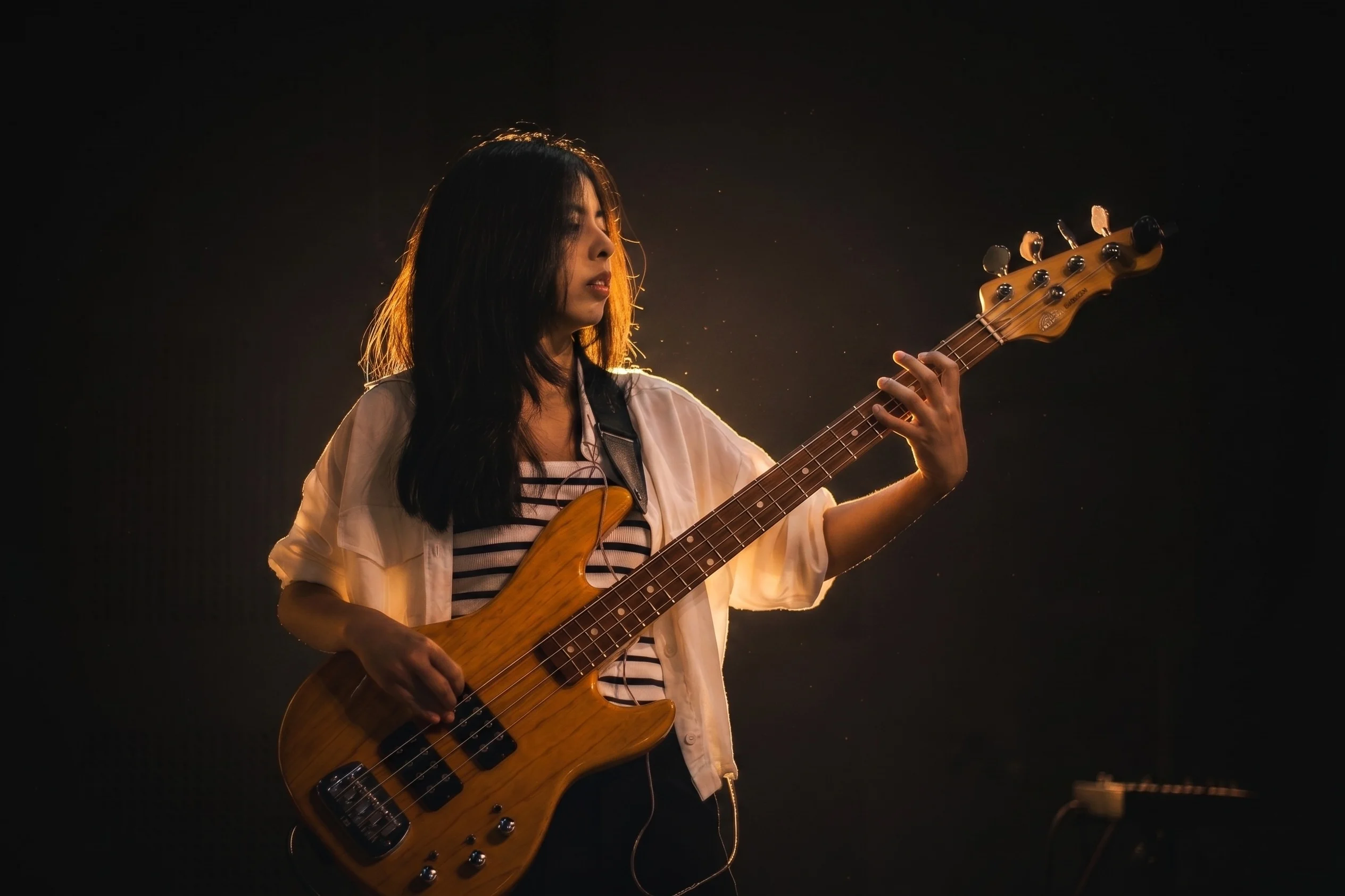 One-on-one electric bass lesson in a home or studio setting