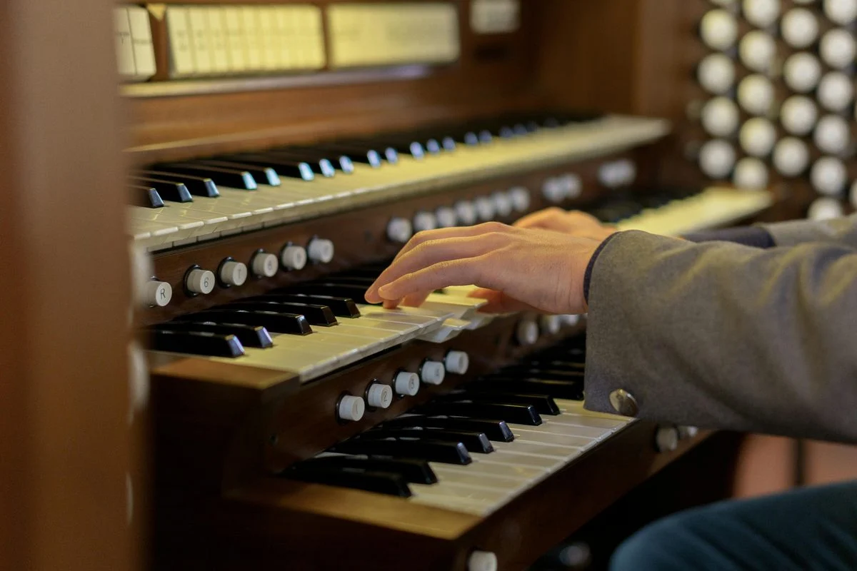 One-on-one organ lesson in a home or studio setting