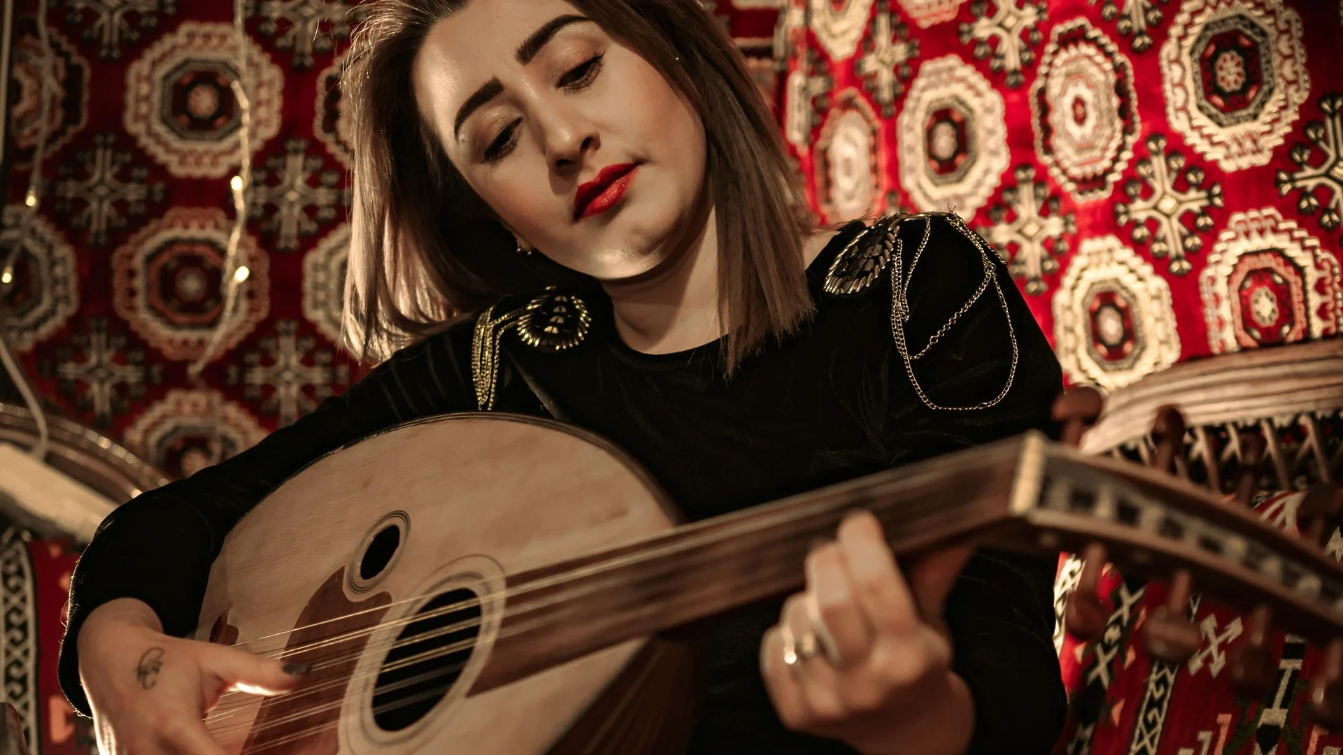 Student working through a sitar, lute & oud exercise with a coach